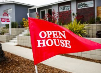 Mortgage charges surge previous 7%, hit highest degree since 2002