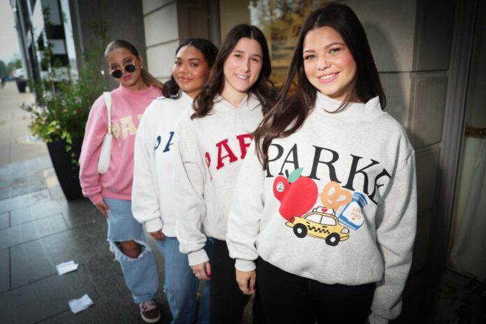 gabriella-fischer-right-friends-samantha-106541299.jpg