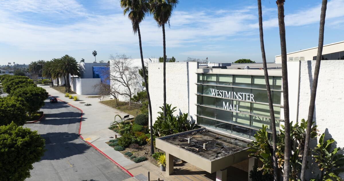 urlhttps3A2F2Fcalifornia-times-brightspot.s3.amazonaws.com2Fbe2F482Fbf03e9284333a7ed3e336f35a9792F1537984-me-shuttered-westmister-mall-klb-71.jpg