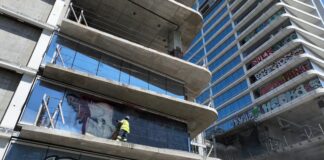 Graffiti towers clean-up begins – Los Angeles Times