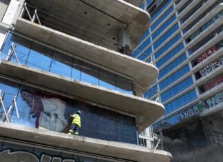Graffiti towers clean-up begins – Los Angeles Times