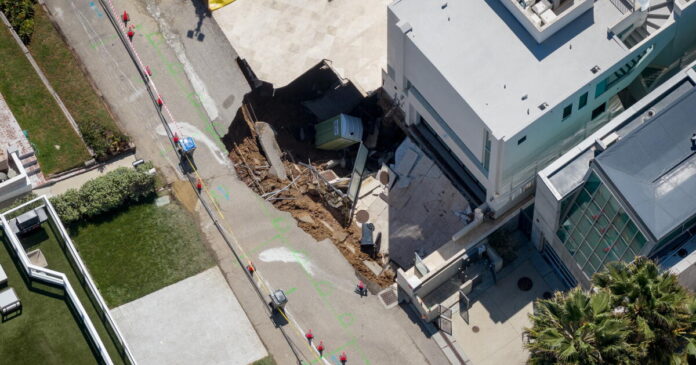 urlhttps3A2F2Fcalifornia-times-brightspot.s3.amazonaws.com2F1f2Fc92F46f4836c43638c4ad5f04e0c37142F1569826-me-sinkhole-malibu-eat-0004.jpg